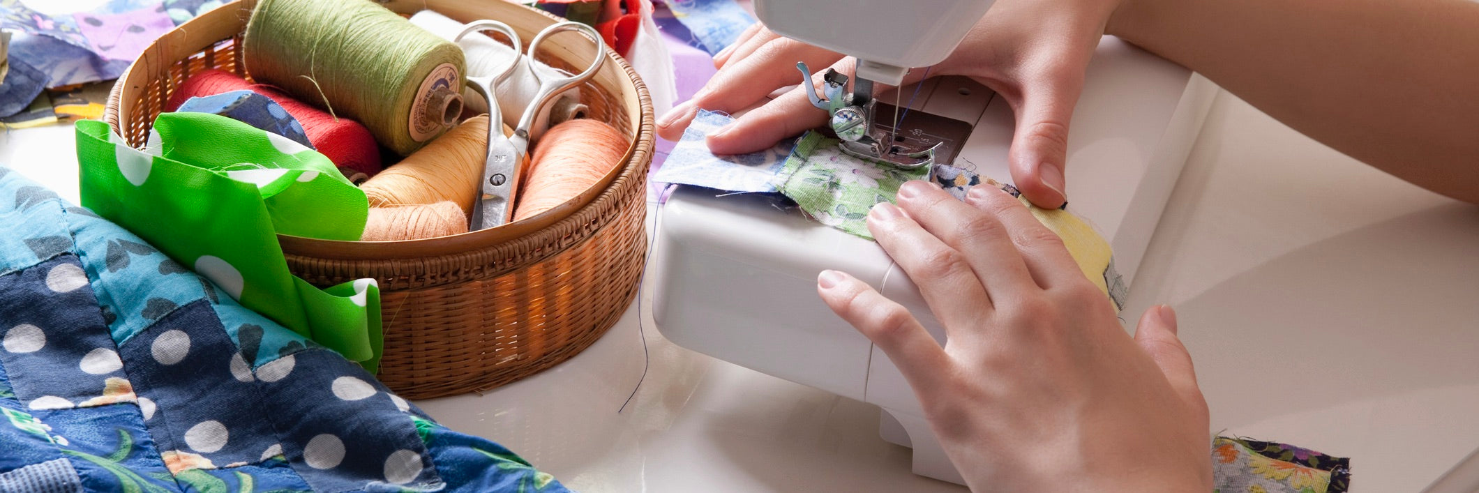 Femme en train de réaliser une courtepointe à la machine