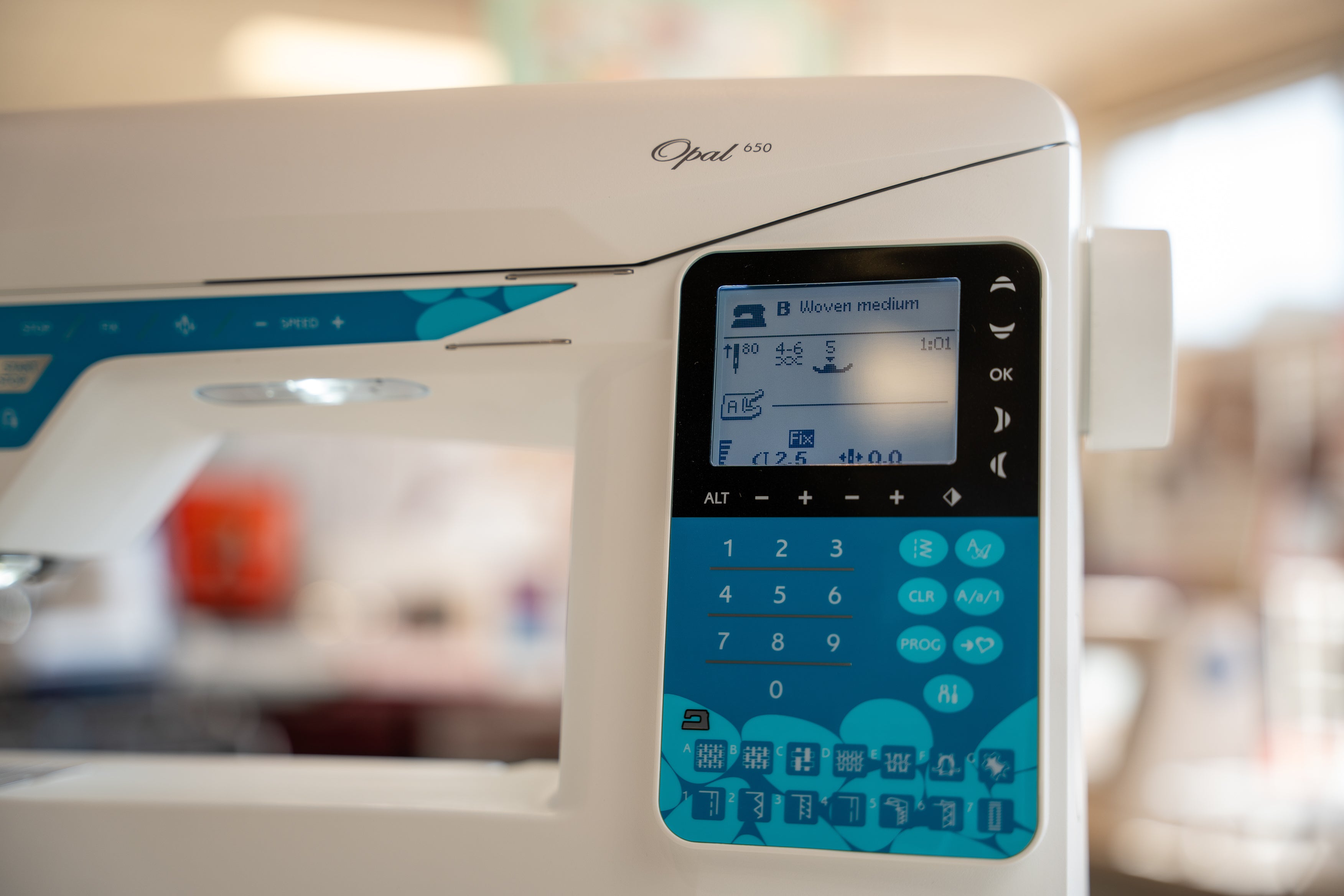 Écran de la Husqvarna Viking OPAL™ 650 – Zoom sur l’écran LCD et le panneau de commandes, affichant les réglages automatiques de couture pour un contrôle optimal.