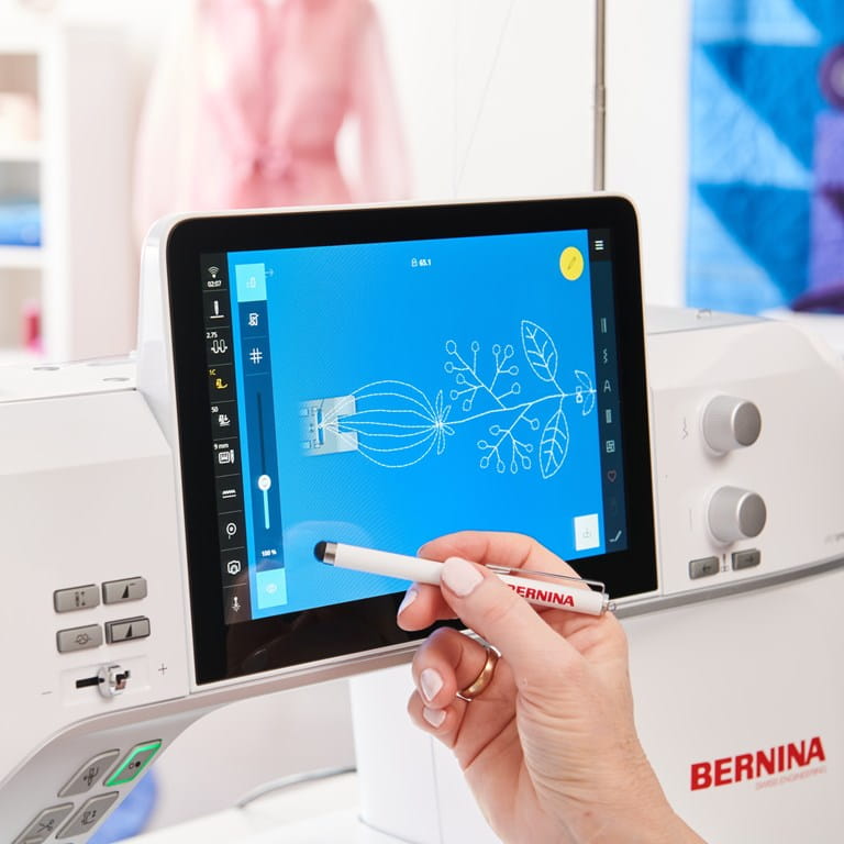 Écran tactile Bernina 990 machine à coudre – Sélection d’un motif de couture avec un stylet sur l'écran large de la machine.