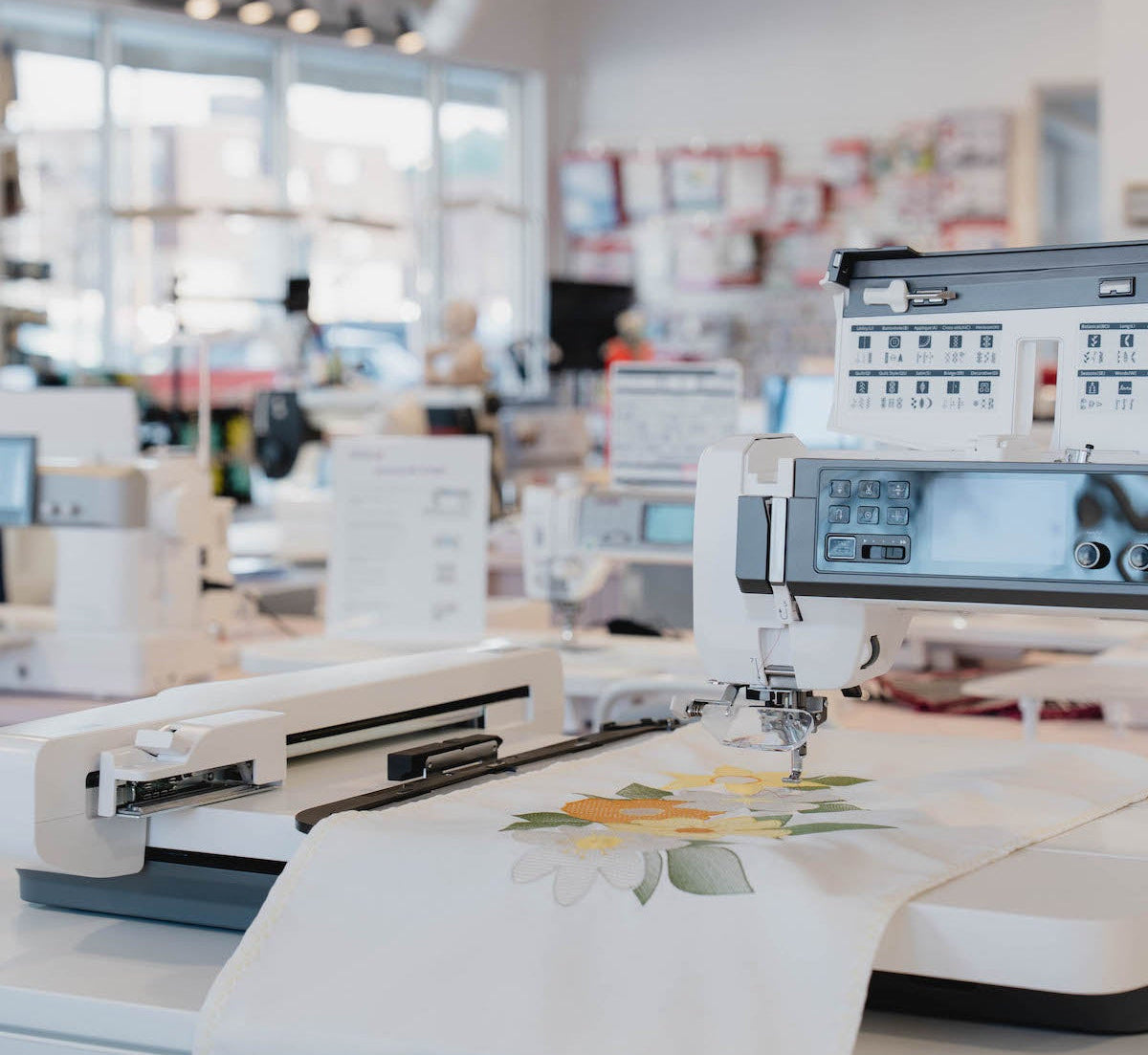 Gros plan sur une création réalisée à l'aide d'une machine à coudre, en boutique, à Laval