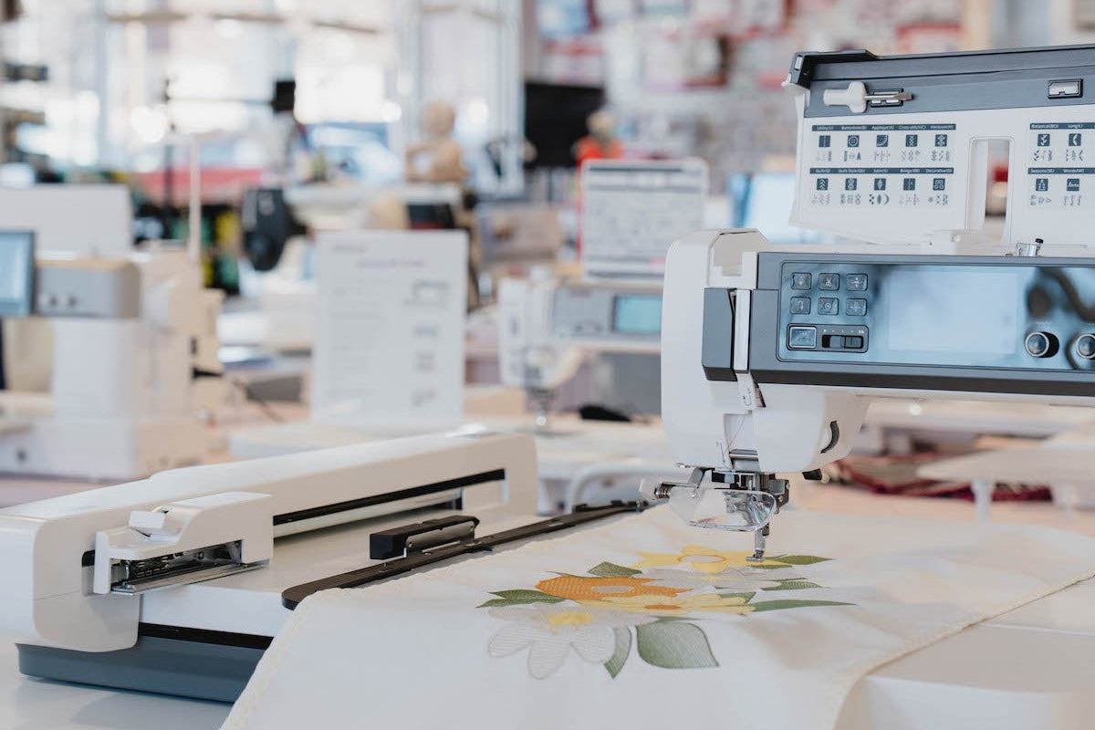 Gros plan sur une création réalisée à l'aide d'une machine à coudre, en boutique, à Laval