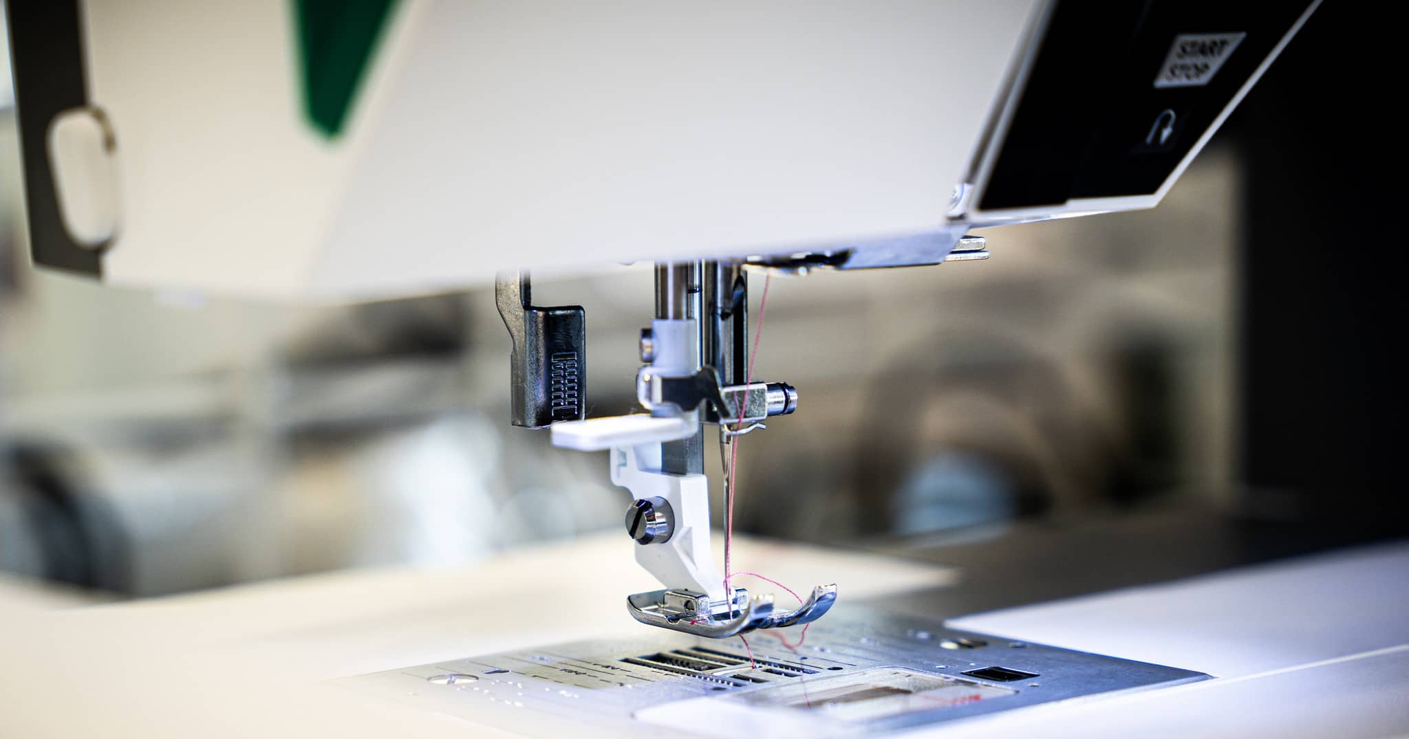 Gros plan sur une machine à coudre en vente au magasin de couture Excelle Machine à Coudre, sur la Rive-Nord