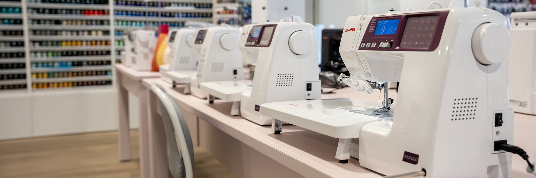 Plusieurs machines à coudre, présentées chez Excelle Machine à Coudre sur la Rive-Nord