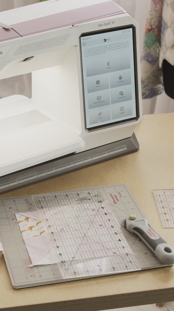 Écran tactile de la machine à coudre Husqvarna Viking EPIC™ Quilt 97 – Interface intuitive permettant la sélection des paramètres de couture et de quilting, avec des options avancées de personnalisation.