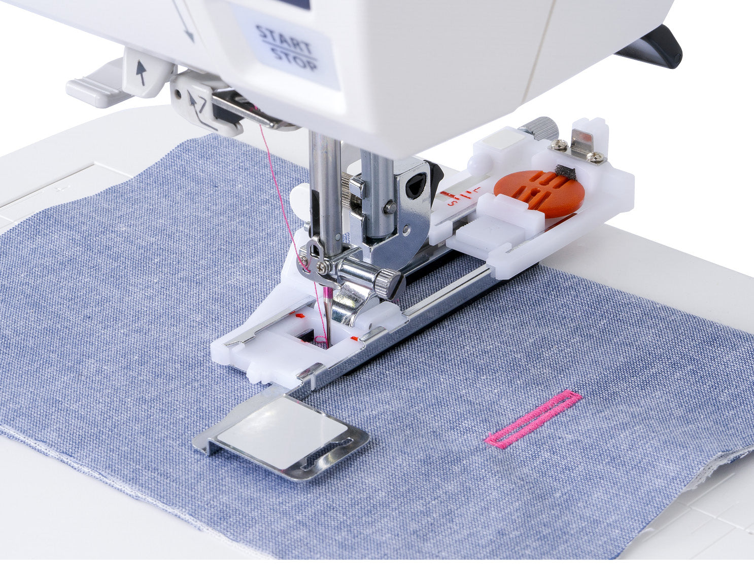 Couture sur tissu bleu avec fil rose effectuée avec la machine à coudre électronique Janome Skyline S5 Edition Anniversaire
