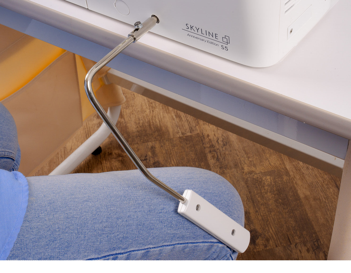 Couturière utilisant la machine à coudre électronique Janome Skyline S5 Edition Anniversaire