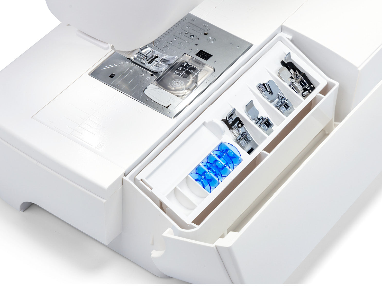 Rangement intégré à la machine à coudre électronique Janome Skyline S5 Edition Anniversaire