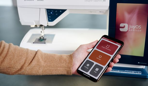 Application mobile connectée à la Husqvarna Viking DESIGNER SAPPHIRE™ 85 – Interface JoyOS Advisor™ permettant de contrôler et d'ajuster les paramètres de couture et de broderie à distance via un smartphone.