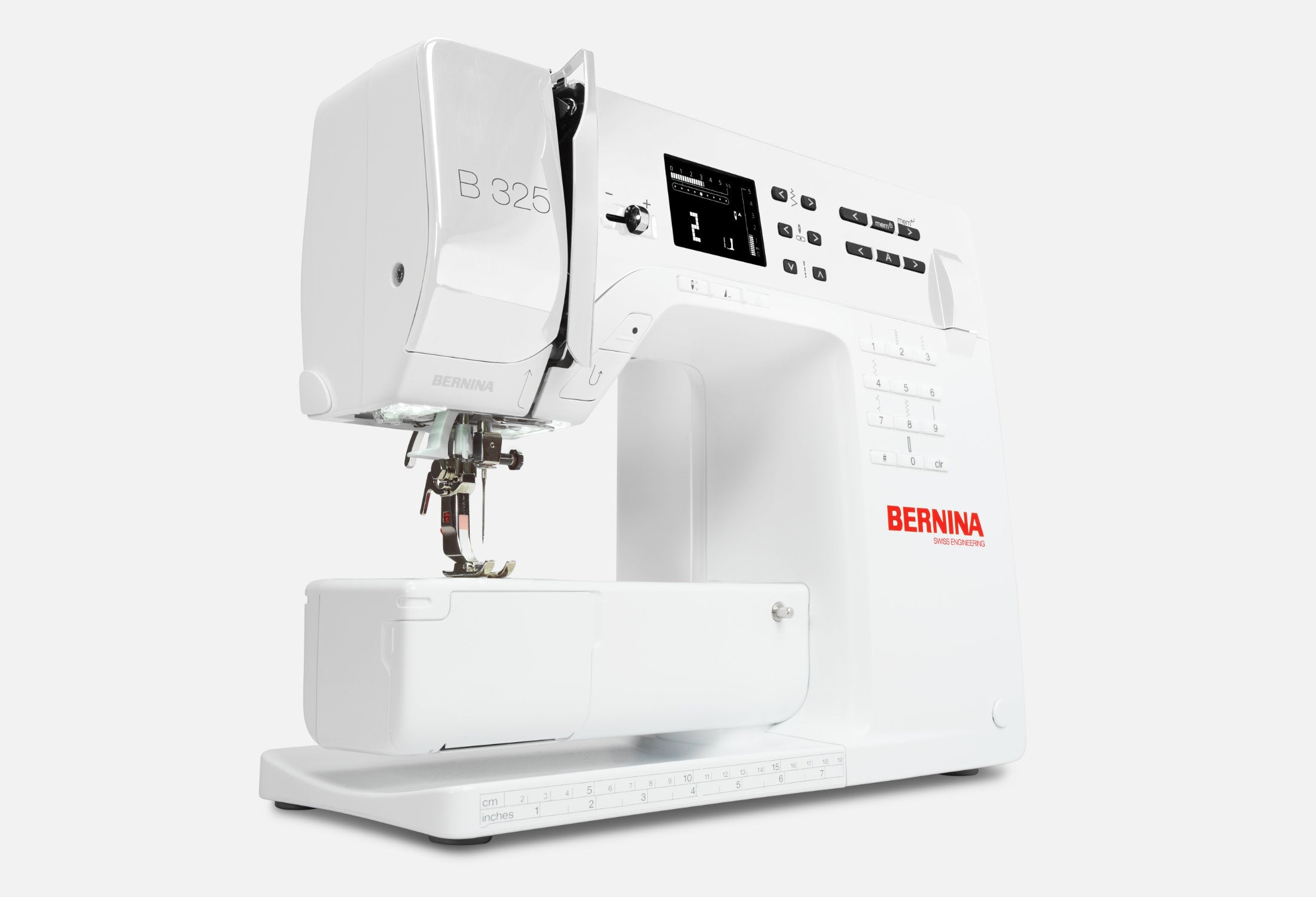 Machine à coudre Bernina 325 avec bras libre, offrant une grande flexibilité pour les projets de couture complexes et les tissus épais.