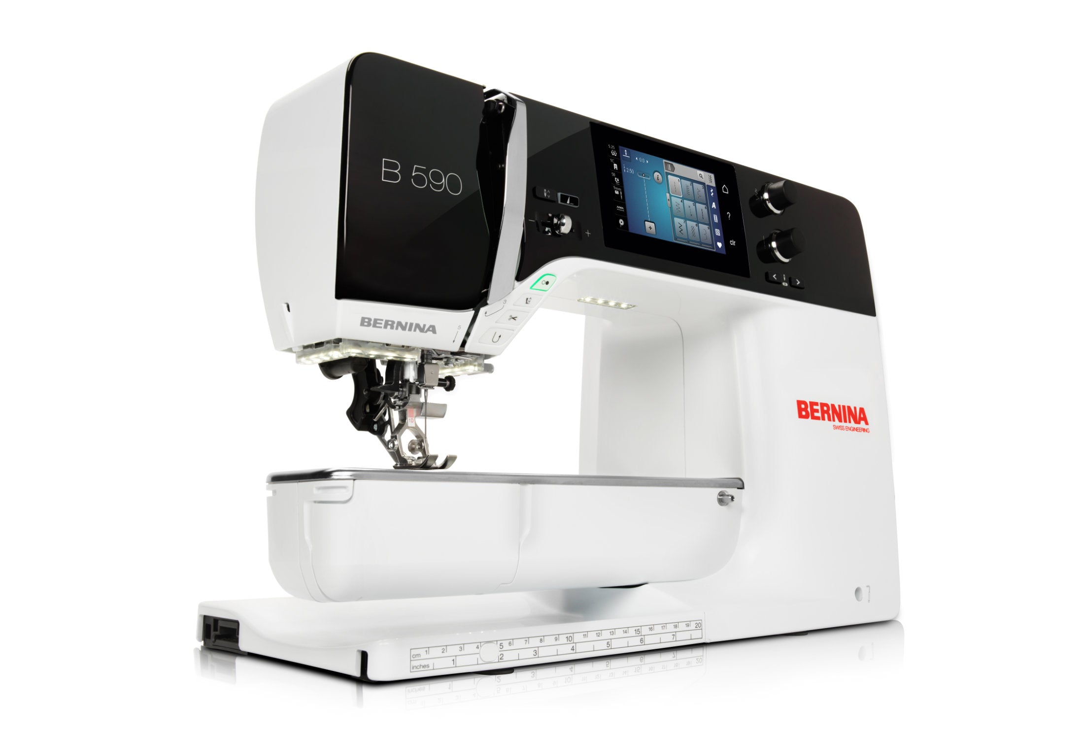 Machine à coudre Bernina 590 E, vue latérale – Machine à coudre et à broder avec design moderne, commandes intuitives et bras libre spacieux, idéale pour les projets créatifs.