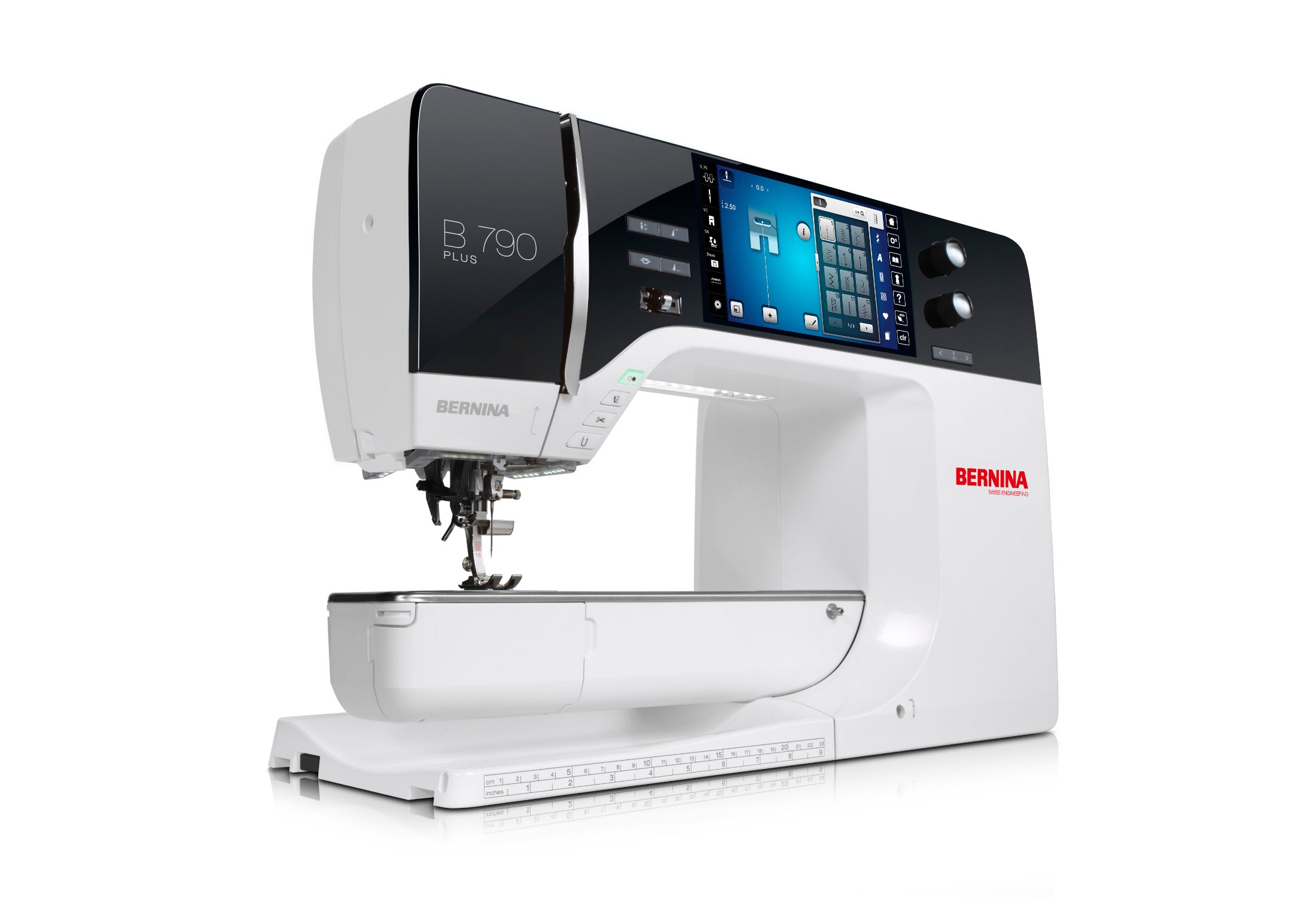 Machine à coudre Bernina B 790 Plus, vue latérale – Machine à coudre et à broder électronique avec une grande surface de travail et des commandes intuitives pour une couture fluide et précise.
