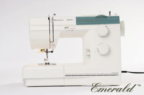 Machine à coudre Husqvarna Viking EMERALD™ 118 – Machine à coudre mécanique polyvalente avec 18 points intégrés, un enfile-aiguille automatique et une boutonnière en une étape, idéale pour les projets de couture domestique.