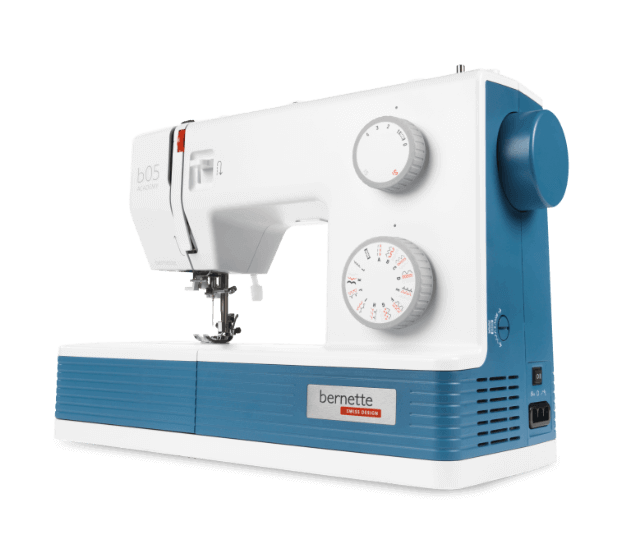 Machine à coudre bernette 05 ACADEMY – Machine à coudre mécanique robuste avec un design bleu et blanc, dotée de nombreuses options de réglage pour une couture polyvalente et performante.