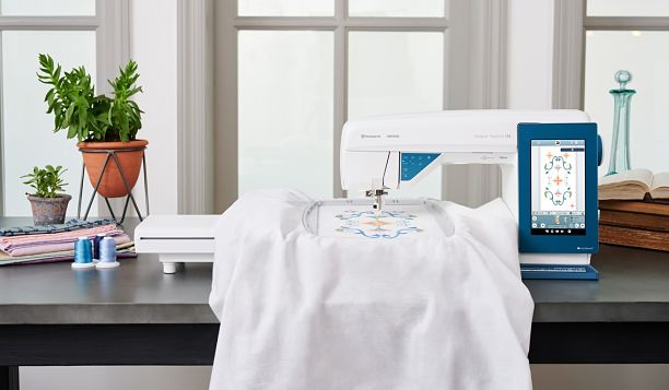 Machine à coudre et à broder Husqvarna Viking DESIGNER SAPPHIRE™ 85 – Machine combinée haute technologie avec écran tactile interactif, grand espace de travail et fonctionnalités avancées de broderie pour des créations personnalisées.