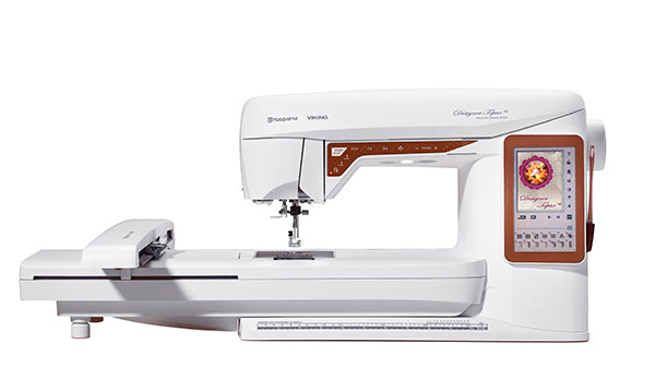 Machine à coudre et broder Husqvarna Viking DESIGNER TOPAZ™ 40 – Machine combinée offrant des fonctionnalités avancées de couture et de broderie avec un écran tactile intuitif, un large espace de travail et un système de tension automatique pour des résultats précis et professionnels.