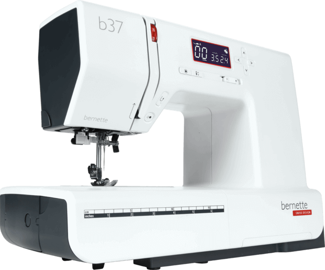 Machine à coudre électronique Bernette 37 – Vue en angle – Modèle compact et performant avec écran numérique et commandes tactiles, permettant des réglages précis et une grande variété de points.