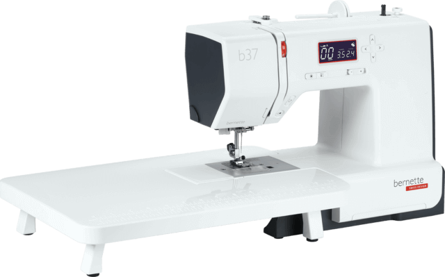 Machine à coudre électronique Bernette 37 avec table d’extension – Machine à coudre moderne équipée d’une table d’extension, offrant un large espace de travail pour les projets de couture de grande envergure.