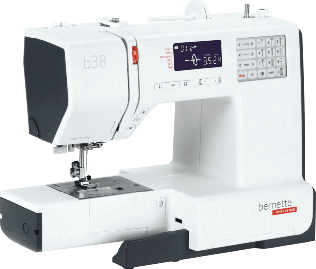 Machine à coudre électronique Bernette 38 – Vue en angle – Modèle performant doté d’un panneau de commandes intuitif, parfait pour les couturiers recherchant des fonctionnalités automatisées et un large choix de réglages.