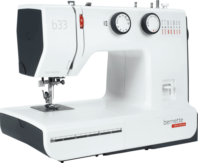 Machine à coudre mécanique bernette 33 – Vue en angle – Modèle compact avec cadrans de réglage intuitifs, offrant différentes options de points pour des projets de couture variés.