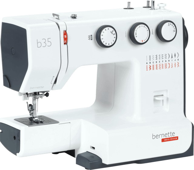 Machine à coudre mécanique bernette 35 – Vue en angle – Modèle ergonomique avec des réglages manuels précis et un design robuste, parfait pour une couture polyvalente.
