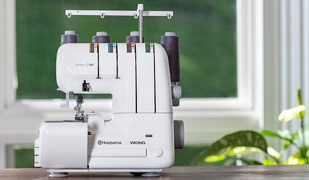 Surjeteuse Husqvarna Viking AMBER™ S | 100 – Vue de face
Surjeteuse Husqvarna Viking AMBER™ S | 100 avec design compact et quatre fils installés, idéale pour la finition professionnelle des tissus.