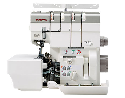 Surjeteuse Janome AirThread 2000D ouverte – Vue intérieure de la surjeteuse avec le capot ouvert, révélant son mécanisme avancé et son système d'enfilage simplifié.