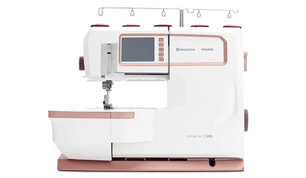 Surjeteuse et recouvreuse Husqvarna Viking AMBER™ Air S | 600 – Machine à coudre haut de gamme avec enfilage à air automatique et écran tactile pour des réglages précis et un confort d'utilisation optimal.