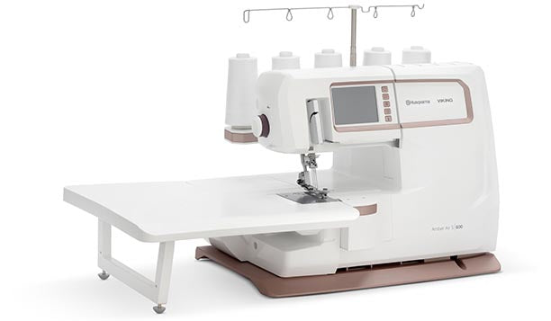 Surjeteuse et recouvreuse Husqvarna Viking AMBER™ Air S | 600 avec table d’extension – Vue de la machine équipée d'une table d'extension, offrant un large espace de travail idéal pour les projets de couture de grande envergure.