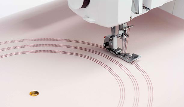 Surjeteuse et recouvreuse Husqvarna Viking AMBER™ Air S | 600 en action – Gros plan sur la couture circulaire réalisée avec un point de recouvrement, illustrant la précision et la régularité des points pour des finitions professionnelles.