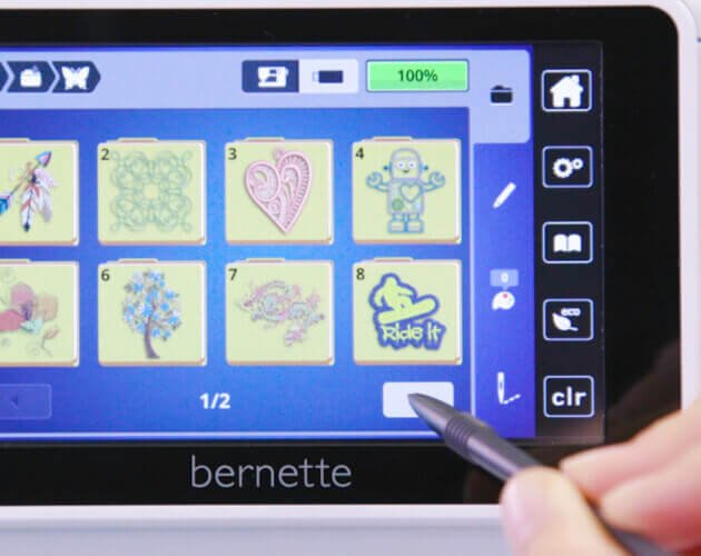Écran tactile Bernette machine à coudre – Interface utilisateur intuitive affichant des motifs de broderie sélectionnables avec un stylet.
