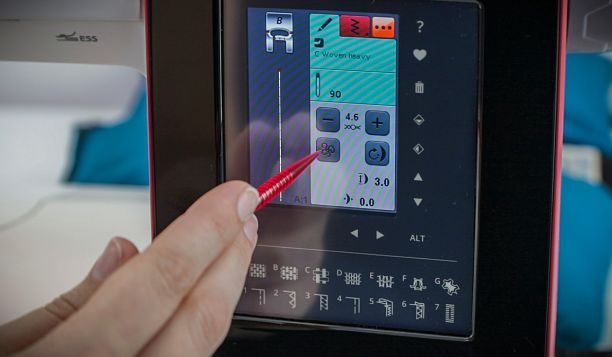 Écran tactile de la Husqvarna Viking BRILLIANCE™ 75Q – Vue rapprochée de l’écran interactif permettant de régler les paramètres de couture avec précision à l’aide d’un stylet.