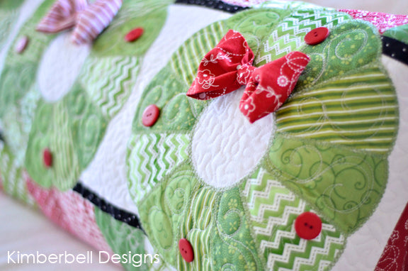Oreiller de banc "Deck the Halls Bench Pillow" / Ensemble prêt à broder