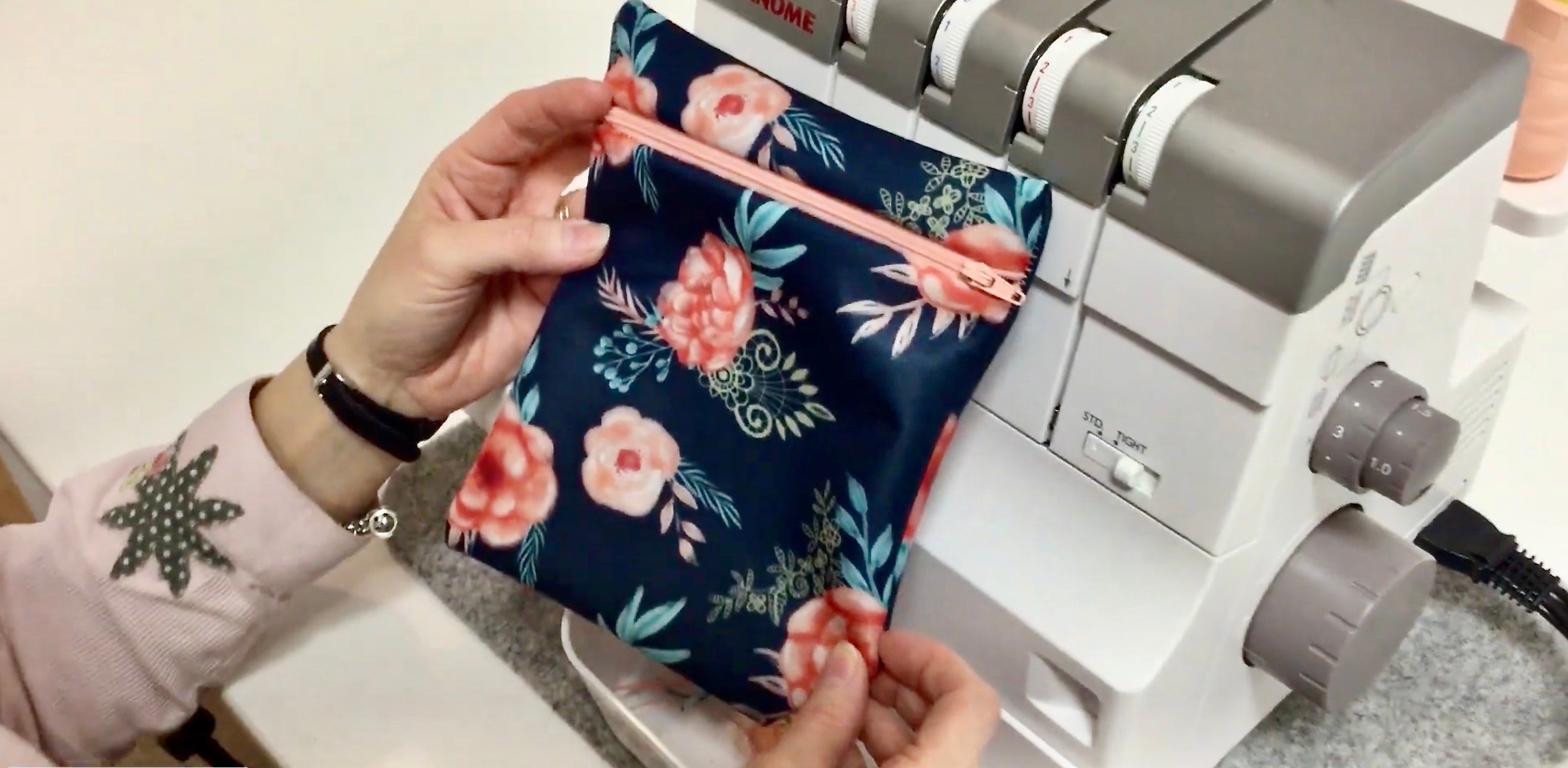 Une employée d'Excelle Machine à Coudre présente un sac de collation réutilisable réalisé à l'aide d'une surjeteuse