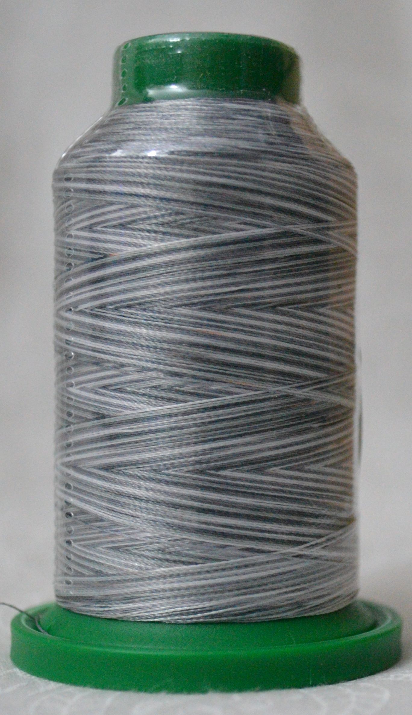 9920 ISACORD 1000M MULTICOLOUR OVERCAST GREYS - Fils à broder ISACORD