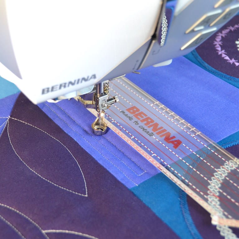 Bernina 990 machine à coudre avec guide de couture – Utilisation d'une règle de couture Bernina pour un alignement précis des coutures.