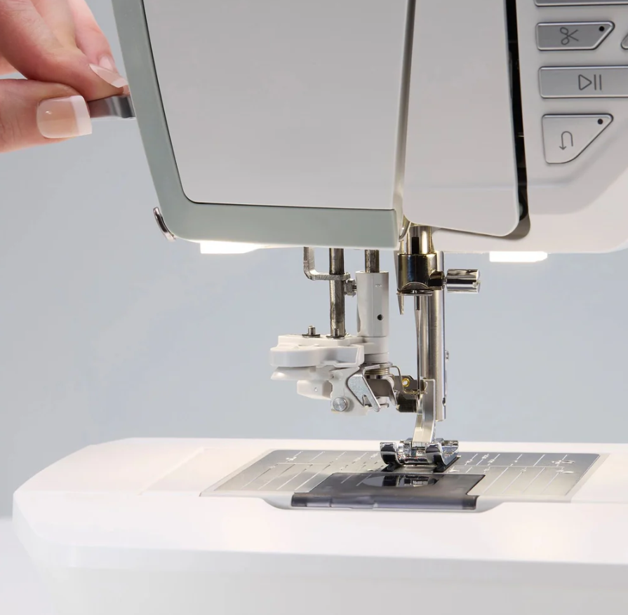 Machine à coudre et à broder HUSQVARNA® VIKING® DESIGNER TOPAZ™ 55Q