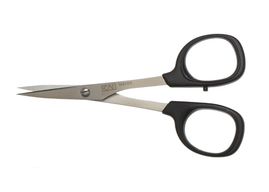 Ciseaux KAI N5100C 4 pouces avec lames en acier inoxydable et poignées noires ergonomiques.