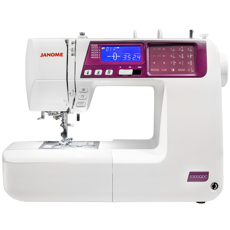 Machine à coudre Janome 5300 QDC-G avec écran numérique et commandes tactiles pour une couture précise et intuitive.