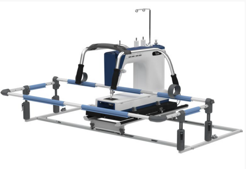 Machine à coudre et à quilter Little Rebel avec cadre de quilting intégré, poignées ergonomiques et structure en métal bleu et blanc, conçue pour un contrôle optimal lors du quilting.