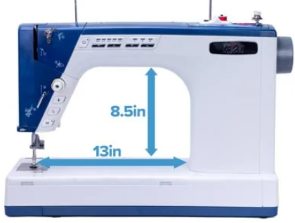 Machine à coudre et à quilter Little Rebel avec des dimensions de 8,5 pouces en hauteur et 13 pouces en longueur sous le bras, idéale pour coudre et quilter de grands tissus.