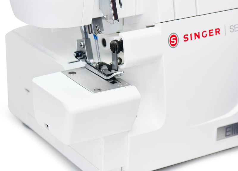 Machine à coudre surjeteuse SINGER Elite SE017 – Gros plan du pied-de-biche et du couteau de coupe pour des finitions professionnelles sur les tissus.