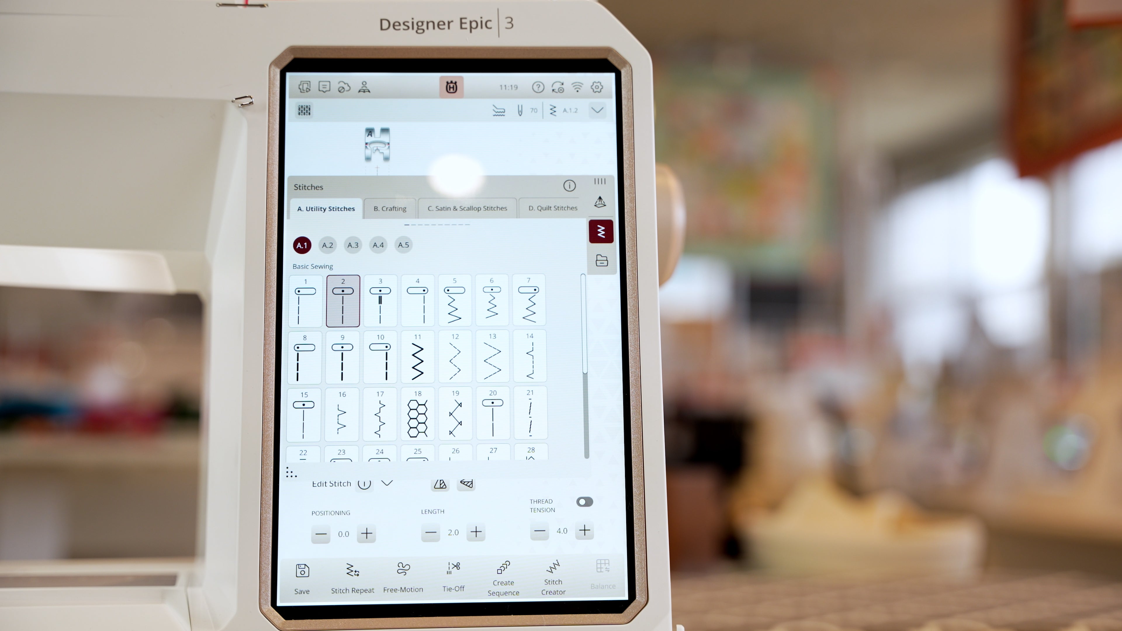 Écran tactile Husqvarna Viking DESIGNER EPIC™ 3 – Options de couture
Gros plan sur l’écran tactile interactif de la Husqvarna Viking DESIGNER EPIC™ 3 affichant différentes options de couture et points décoratifs.