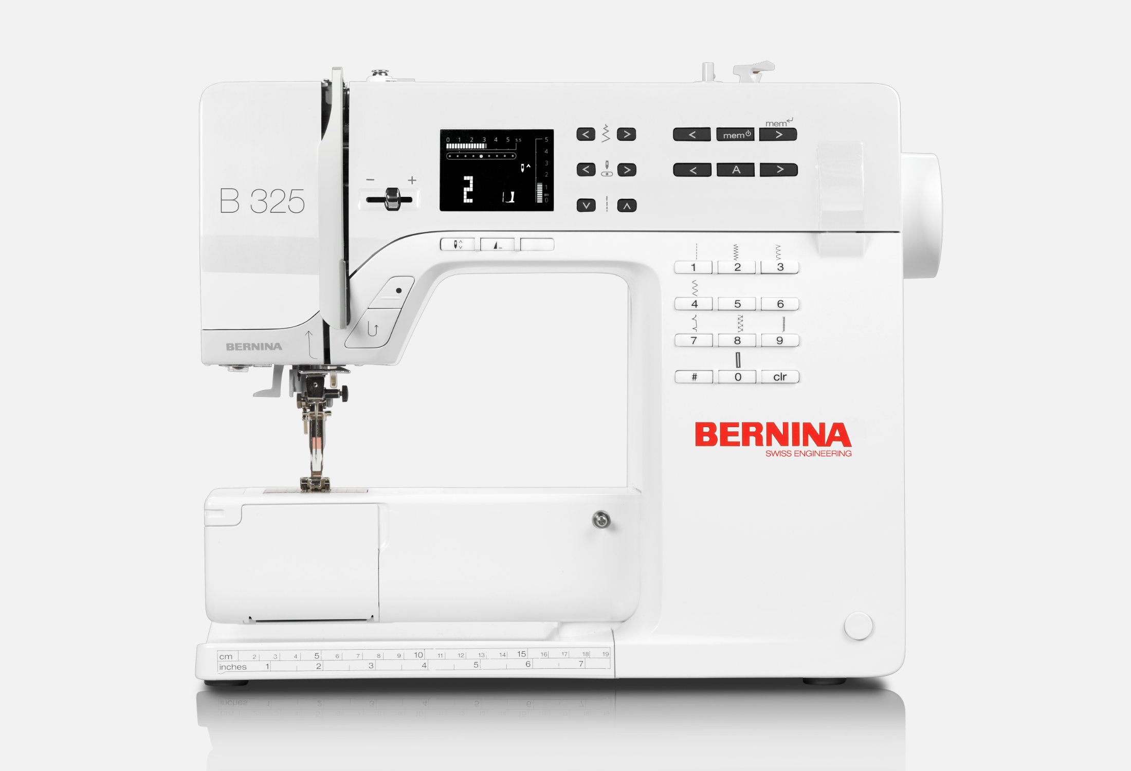 Machine à coudre Bernina 325 avec écran LCD et commandes intuitives, idéale pour les couturiers débutants et confirmés.
