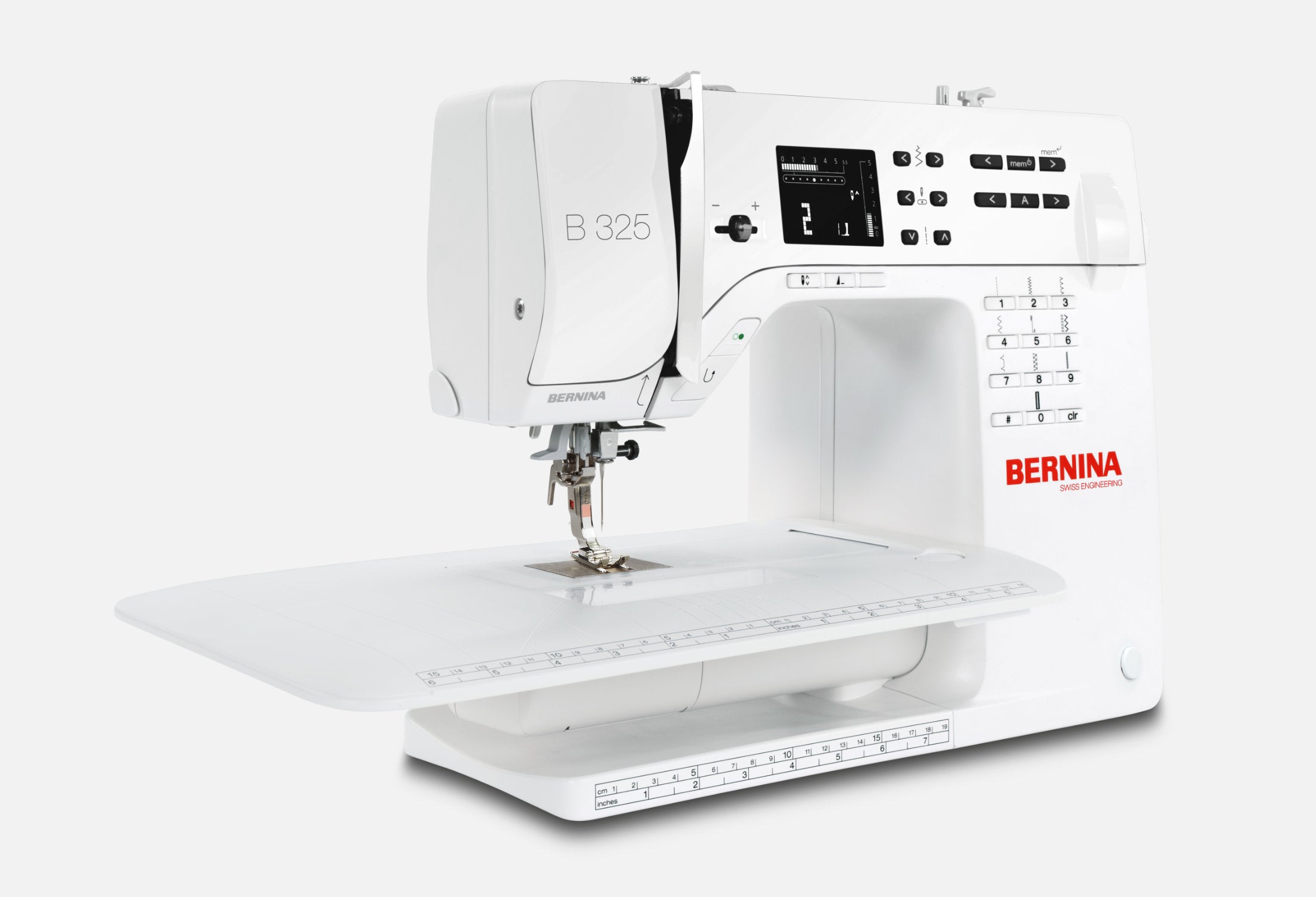 Machine à coudre Bernina 325 équipée d'une table d'extension pour un espace de travail élargi, parfaite pour la couture de grands projets.