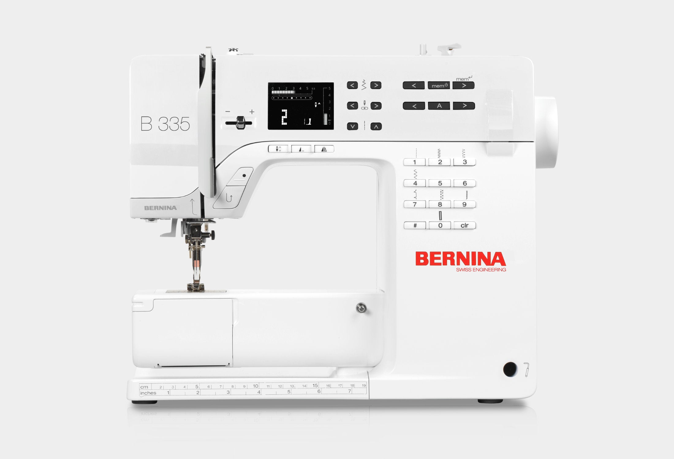 Machine à coudre Bernina 335 avec écran LCD et commandes intuitives, offrant une couture précise et efficace.