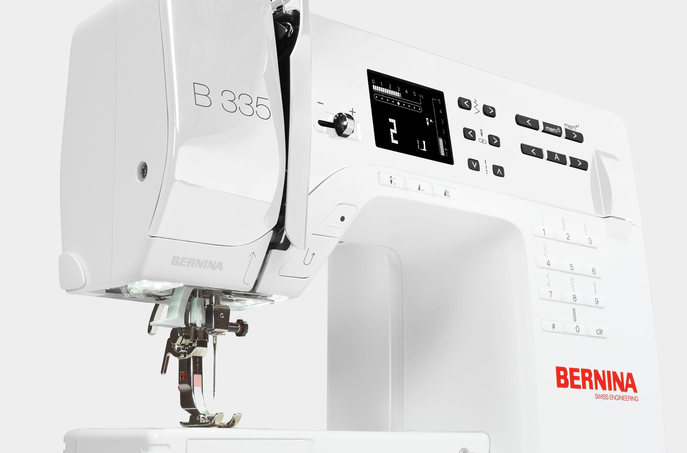 Machine à coudre Bernina 335 en gros plan, mettant en avant son bras libre et son éclairage LED pour une couture confortable.