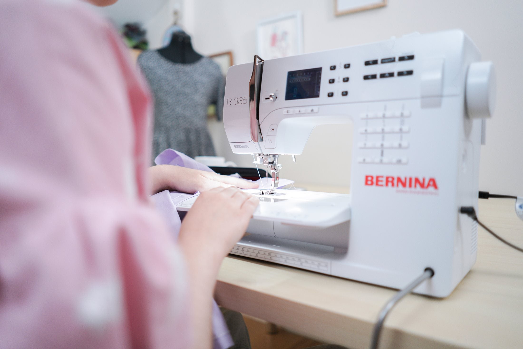 Machine à coudre Bernina 335 en utilisation, idéale pour la couture créative et la confection de vêtements.