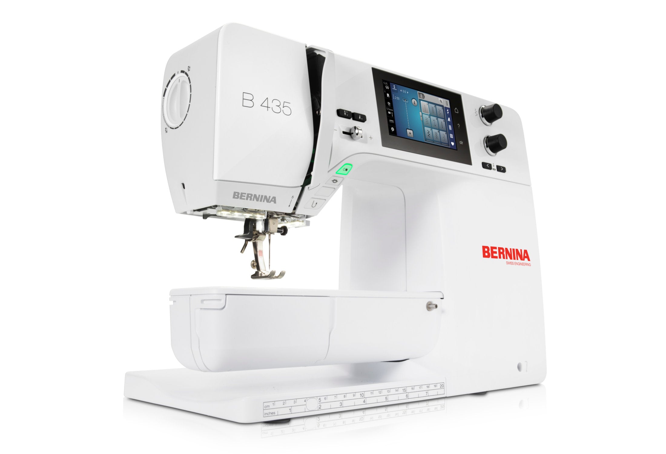 Machine à coudre Bernina 435 avec bras libre et design ergonomique, idéale pour les projets de couture complexes.