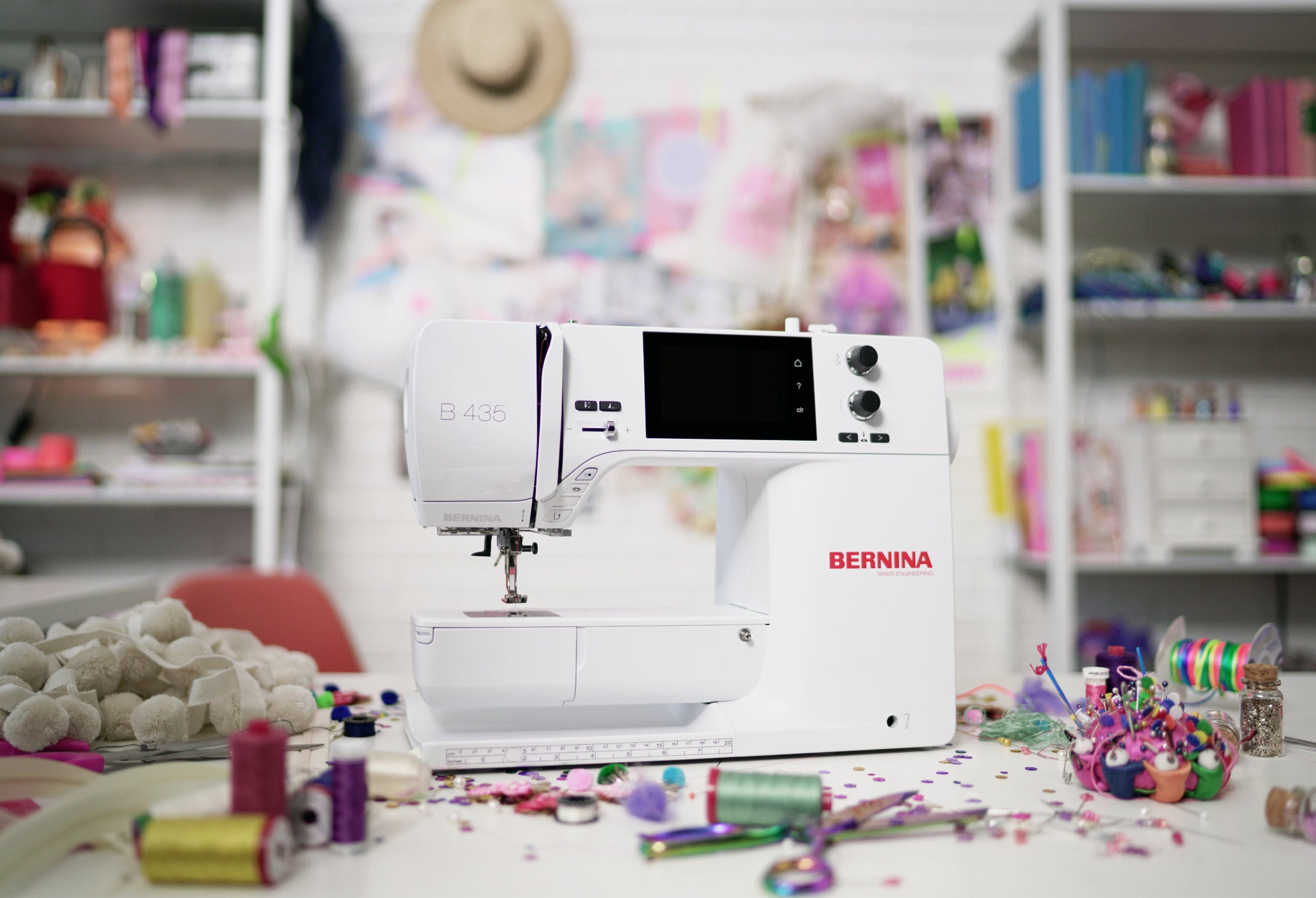 Machine à coudre Bernina 435 posée sur une table d’atelier, parfaite pour la couture et la customisation textile.