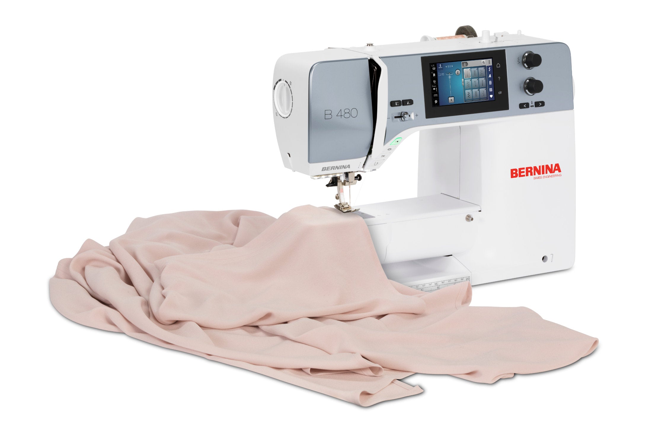 Machine à coudre Bernina 480 en action avec un tissu fluide sous l’aiguille, démontrant sa capacité à gérer différents types de textiles.